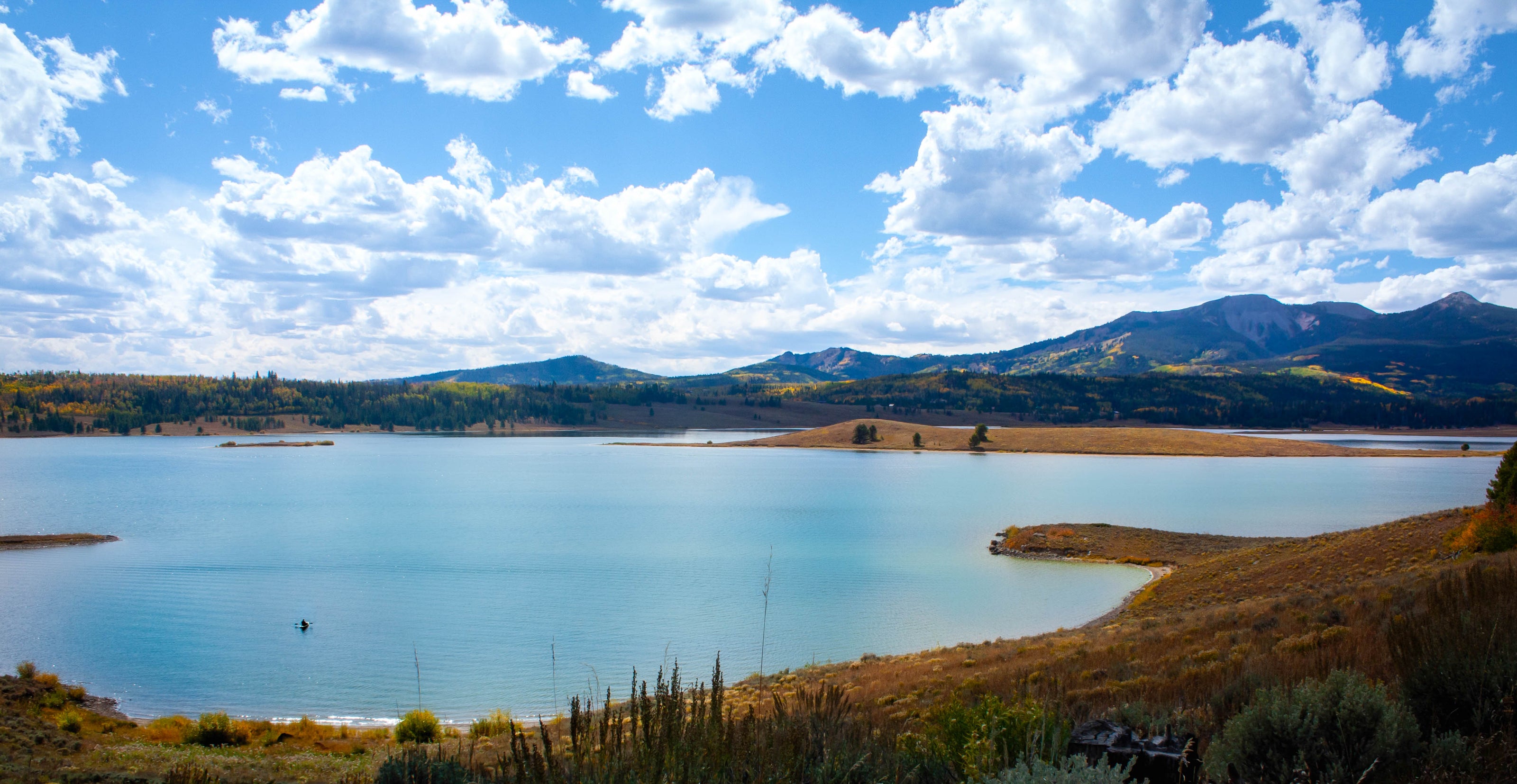 Landscape_-_Conoe_on_a_Lake.jpg